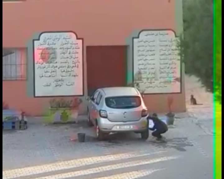 فضيحة...تلميذ يغسل سيارة مسؤول تربوي بانزكان!