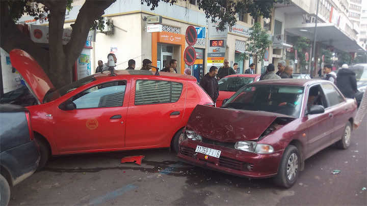 حادث سير بين أربع سيارات في الدارالبيضاء - صور وفيديو