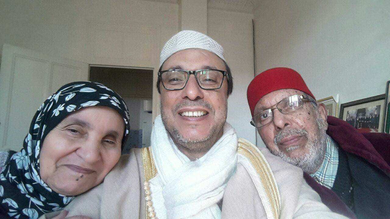 الوزير عمارة يختار حضن والديه لبداية 2018