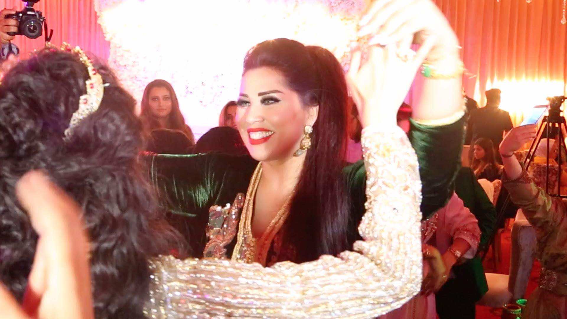 الفنانة الصحراوية سعيدة شرف تتخلى عن "الملحفة" في عقيقة ابنة بطمة-فيديو