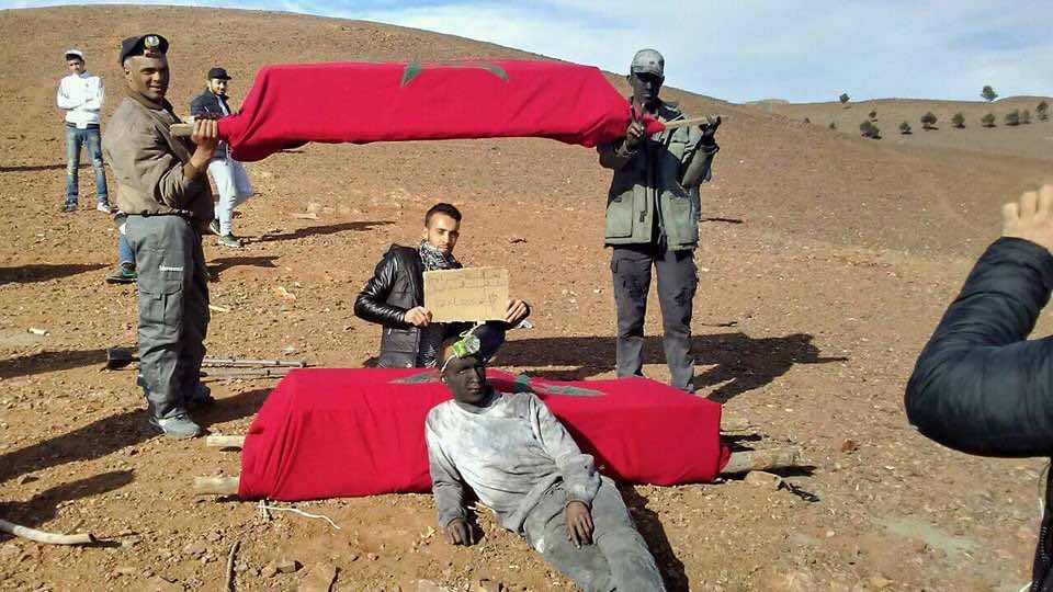 مؤثر.. هكذا تشبه شباب جرادة بعمال "الساندريات" للفت الانتباه إلى معاناتهم - صور