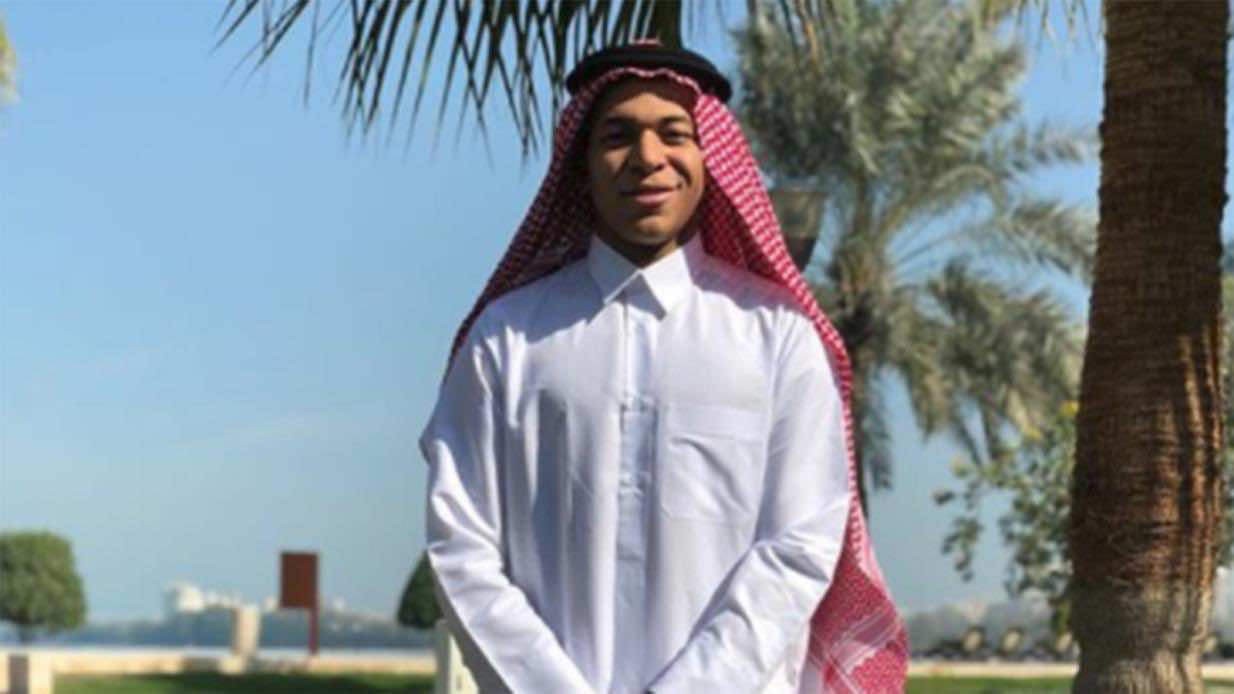 نجم باريس سان جرمان يلفت الأنظار في قطر باللباس العربي- صورة
