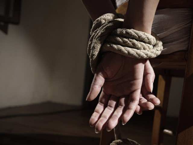 تعذيب واحتجاز وسوء تغذية.. أبوان يحتجزان أبناءهما الـ13