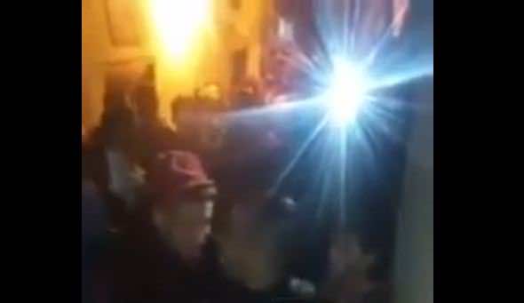 سكان حي بفاس يحاصرون فرنسيا يشتبه في اغتصابه طفلات- فيديو