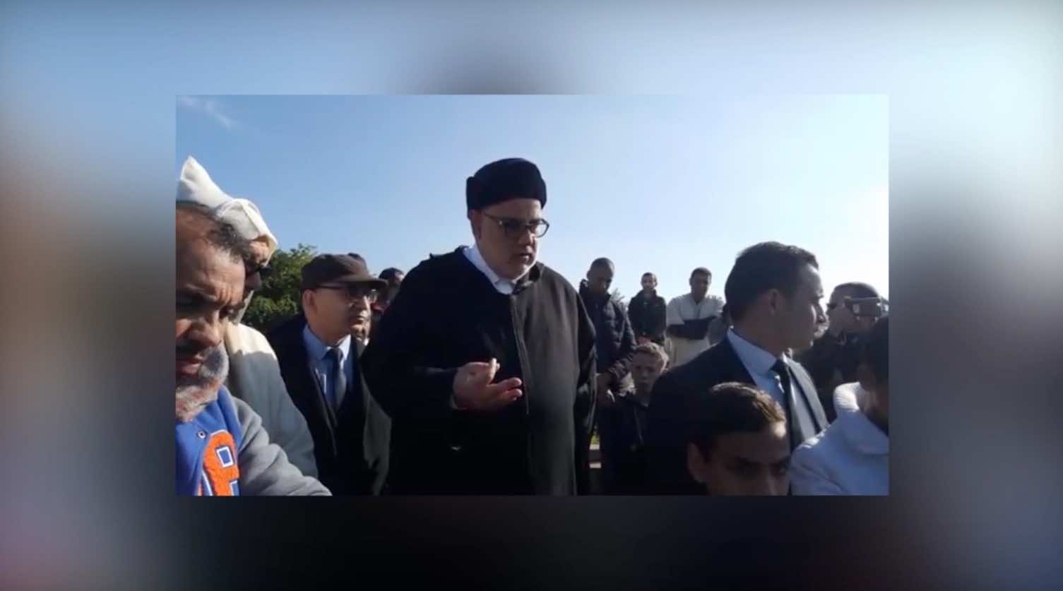 أول حديث له بعد المؤتمر.. "ابن كيران" يعظ الناس من داخل مقبرة- فيديو