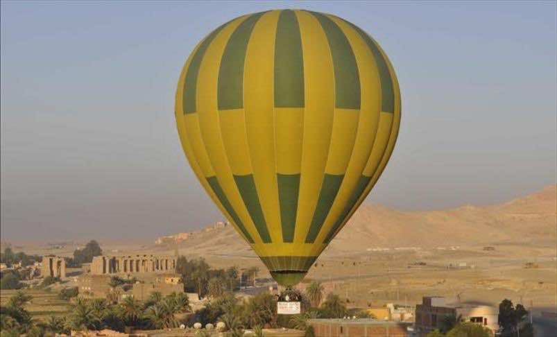 مصر.. منطاد يودي بحياة سائحة ويصيب 12 آخرين