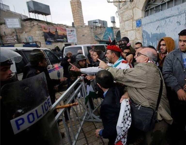فلسطينيون يرمون موكب البطريرك ثيوفيلوس بالبيض والأحذية في بيت لحم
