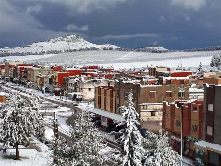 بعد إيفران...والماس تلتحف البياض في أولى أيام موسم الثلوج- صور