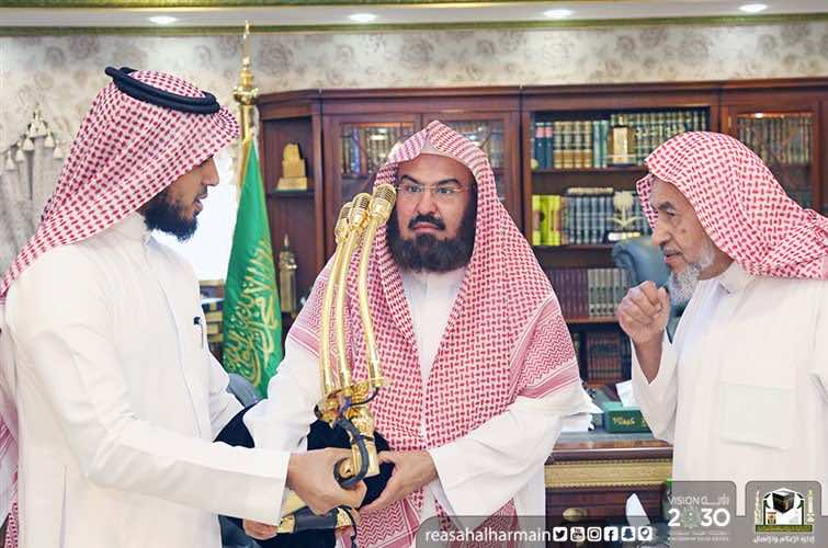 حامل ميكروفونات من ذهب يثير عاصفة من الانتقادات في وجه الشيخ السديس - فيديو