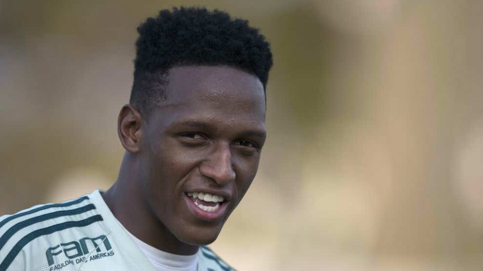 بعد كوتينيو.. برشلونة يقترب من التعاقد مع مدافع كولومبي