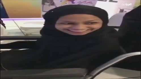 طفلة تتحدى الشلل وتكتب بأنفها وذقنها- فيديو