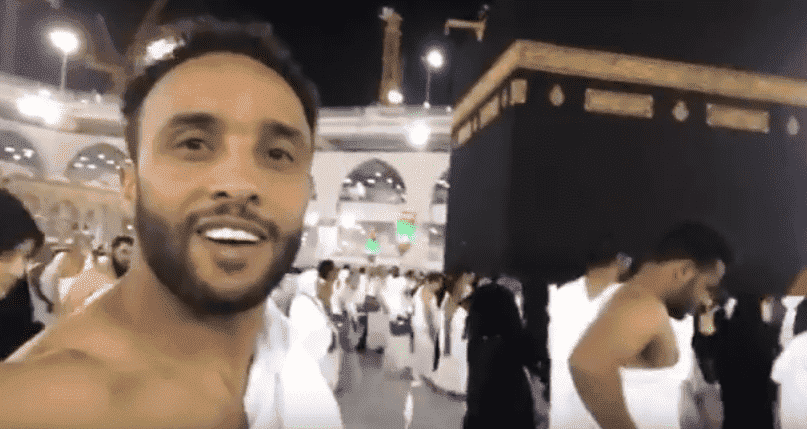 عصام الراقي يؤدي مناسك العمرة.. ويردد: "لهلا يحرمكم" - فيديو