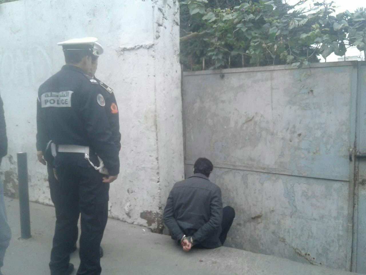 سيارة تصدم شرطيا بالبيضاء والسائق يلوذ بالفرار-صور