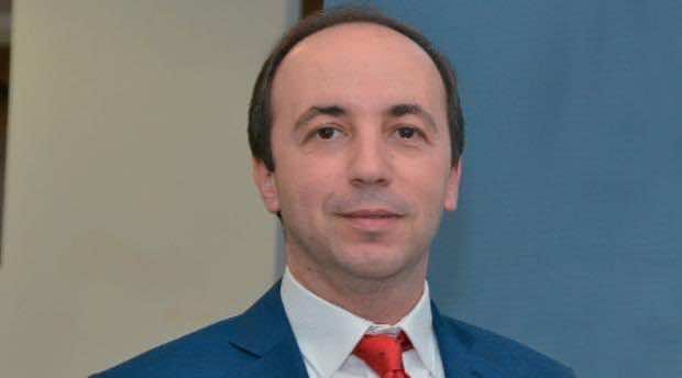 وزير الصحة الجديد يواجه تهديدات الأطباء الداخليين