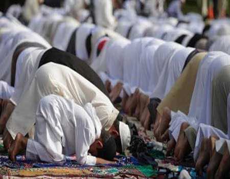فرض الآذان باللغة العربية.. وعقوبات صارمة للمخالفين!