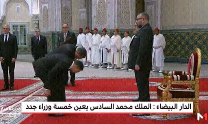 وزير التعليم الجديد يبدأ مساره بموجة انتقاد بسبب طريقة انحنائه أمام الملك