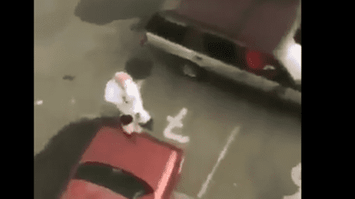 أب يعنف ابنه بالشارع والأم توثق المقطع - فيديو