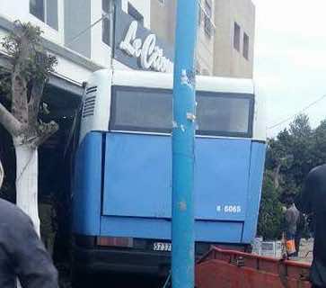 مرة أخرى.. حافلة "تقتحم" مقهى في عين حرودة- صورة