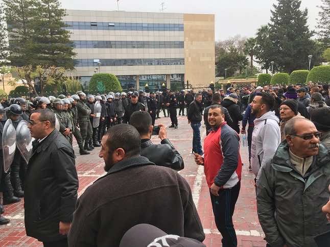 إضراب النقل "يشل" الشرق لليوم الثالث والأمن ينذر المضربين ـفيديو