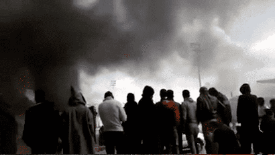 حريق مهول بملعب في العيون..وألسنة النيران تتعالى في المدينة- فيديو