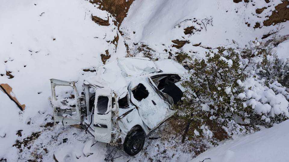 مهمة إزاحة الثلوج تعرض حياة موظفين في التجهيز لحادث خطير