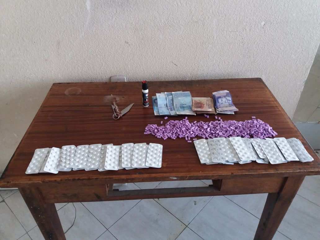 ضبط عصابة لترويج المخدرات بأسلحة بيضاء وغاز مسيل للدموع