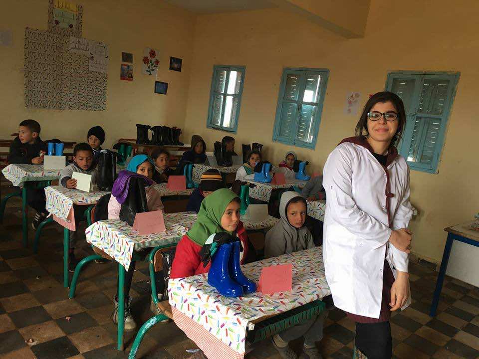 أحذية وجوارب شتوية للتلاميذ .. أستاذة تخلق الحدث بسيدي بنور -صور