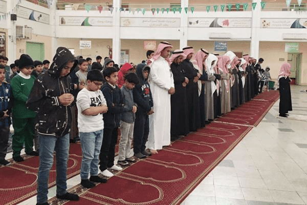 طالب ابتدائي يؤم "مصلي الاستسقاء"في السعودية