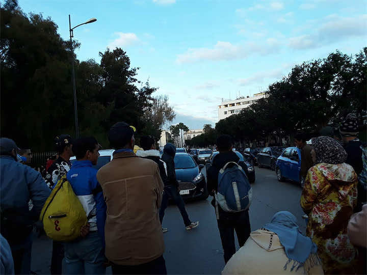 مواطنون يحتجون بإغلاق طريق في قلب الرباط-صورة