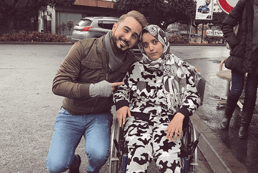معجبة ذات احتياجات خاصة تنتظر بدر سلطان تحت الأمطار لتمنحه هدية - فيديو
