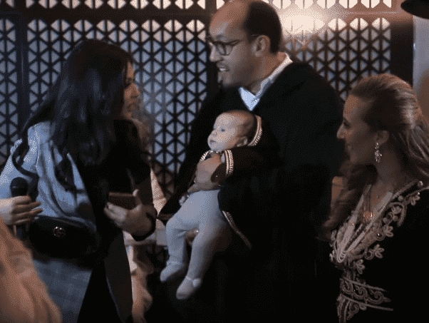 ابتسام تسكت تفاجئ عائلة مغربية بالغناء في عقيقة ابنها - فيديو