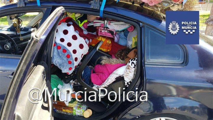 فضيحة..مغربيان يغامران بحياة طفلتهما من أجل "متاع إسبانيا"- صور