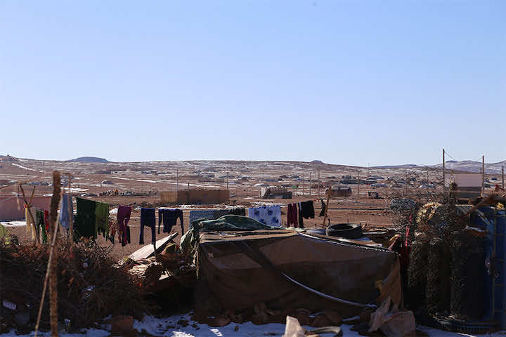 محنة مغاربة يعيشون حياة القرون الغابرة..يفترشون الأرض ويلتحفون السماء- فيديو مؤثر