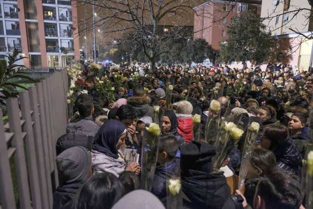 إيطاليا..دموع وورود لتوديع طفل مغربي توفي في حريق بعمارة
