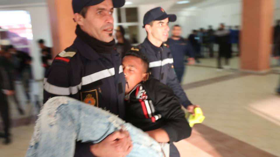 سقوط مناصر للجيش بعد "الكلاسيكو" ونقله على وجه السرعة للمستشفى - فيديو