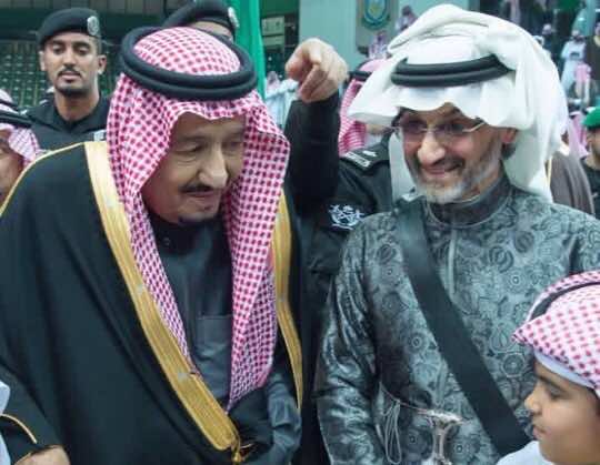 الملك سلمان يلتقي أمراء "الريتز" لأول مرة منذ إطلاق سراحهم..ويرقص معهم! -صور