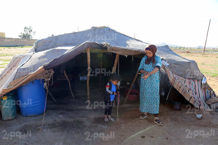 فتيحة أم لـ4 أطفال تعيش بخيمة.. وتوزع بناتها على أسر ترعاهم- فيديو