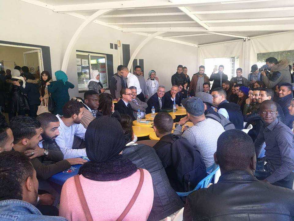 بن عبد القادر يثير الجدل بتناول"ساندويتش" مع الطلبة في الجامعة
