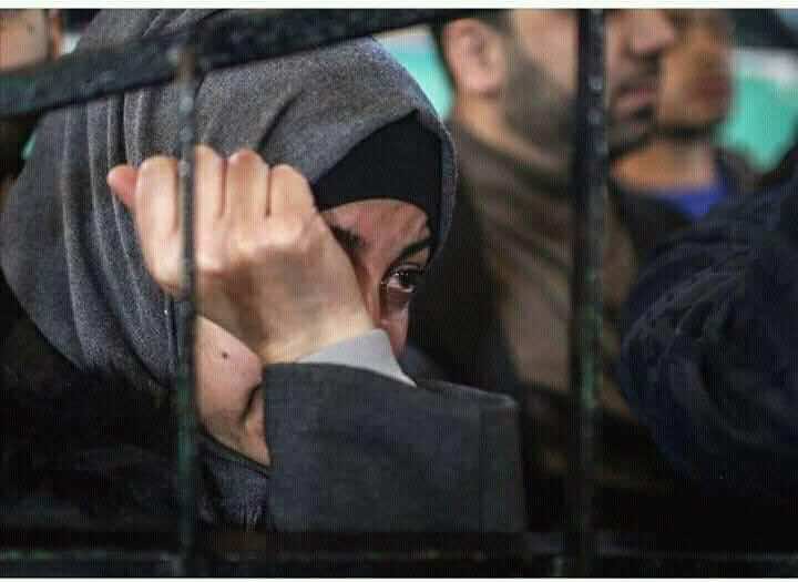 مغربية تذرف الدموع على معبر رفح بعد فشلها في العودة إلى موطنها
