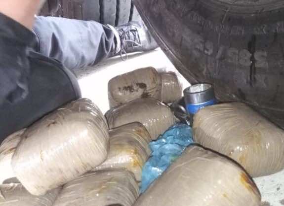 حجز 30  كيلوغراما من الحشيش داخل هيكل شاحنة متوجهة إلى أوربا - الصورة