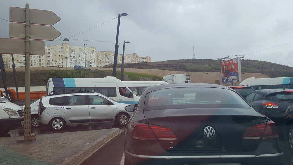الأمطار تشل حركة المرور بطنجة