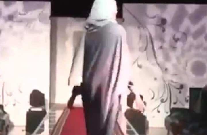 أمير المدينة المنورة يأمر بالتحقيق في "عرض أزياء" أثار جدلا