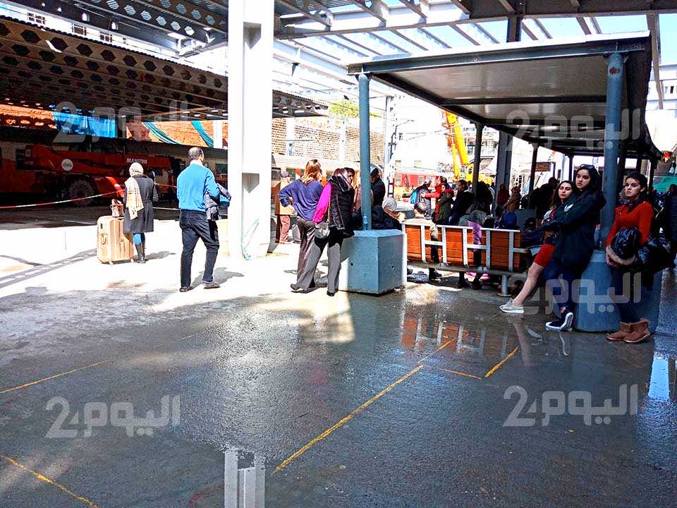 مواطنون غاضبون في محطة قطار الرباط المدينة بسبب تأخير مواعيد الرحلات