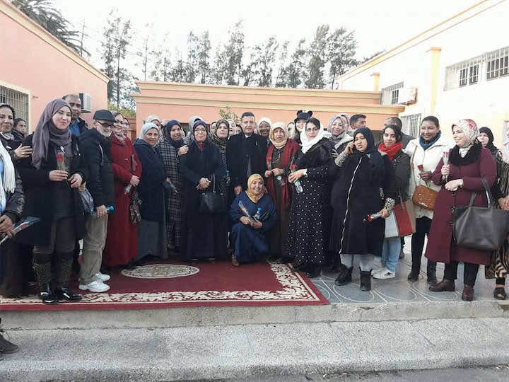 سابقة.. بلدية خنيفرة تحتفي بجميع نسائها وتلاميذ مكناس يقدمون الورود لأستاذاتهن