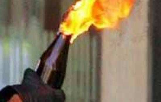 الهجوم على مسجد وإحراقه بقنابل "مولوتوف".. البحث عن 5 أشخاص