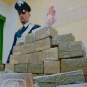 اعتقالات في صفوف مافيات تُغرق إيطاليا بالحشيش المغربي- فيديو