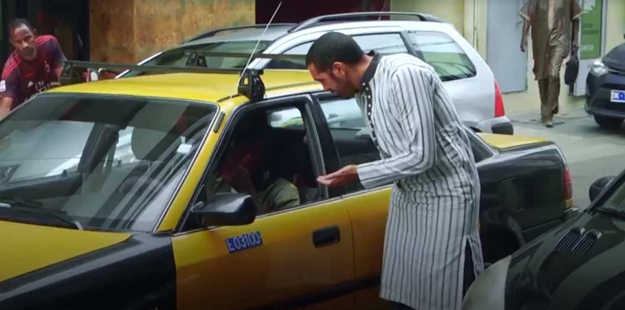 مغربي يتسول في "دكار" احتجاجا على العنصرية ضد الأفارقة