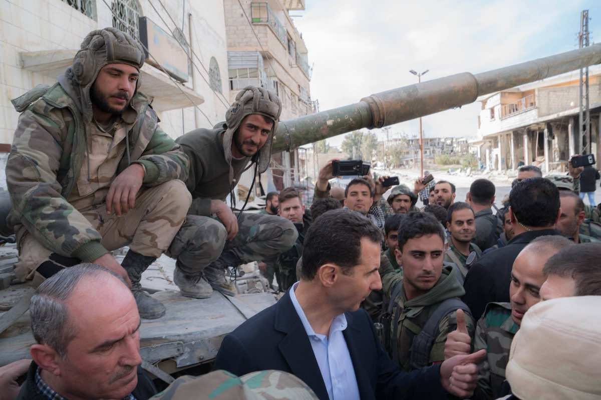 بشار الأسد يظهر مع جنوده وسط دمار الغوطة الشرقية -صور