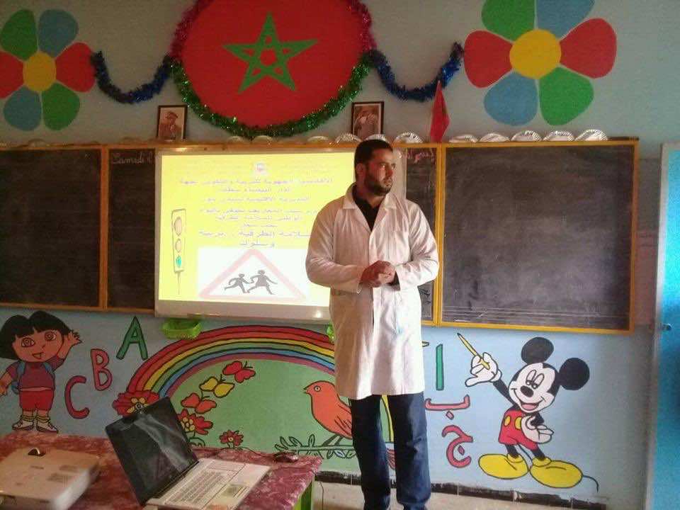 أستاذ سيدي بنور يوضح قصة بنائه حجرات دراسة "من ماله الخاص" - صور