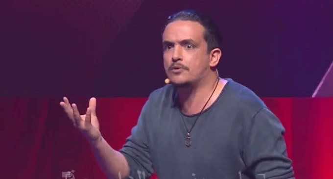 نعوم يكشف ل'اليوم24" تفاصيل طرده من العمل بعد فوزه ببرنامج "ستاند آب"